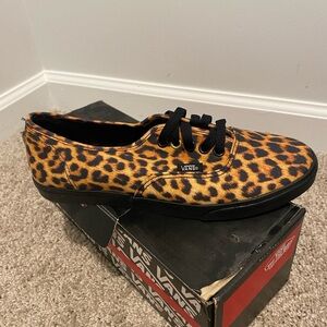 We are getting a little spicy on the footwear 🐆 *never worn*